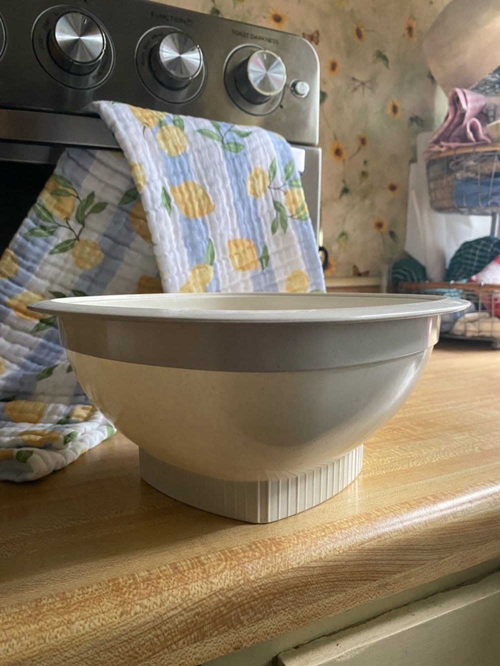 Nordic Ware Popcorn Cream and White Plastic Bowl -Vintage